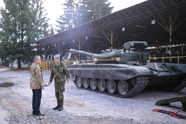 Nakládka tanku T-72 na podvalník P-50N