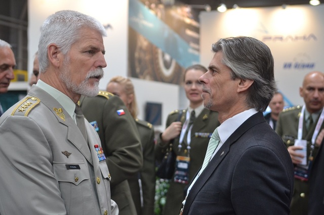 Armádní generál Petr Pavel v rozhovoru s místopředsedou výboru pro obranu Poslanecké sněmovny Parlamentu ČR Bohuslavem Chalupou