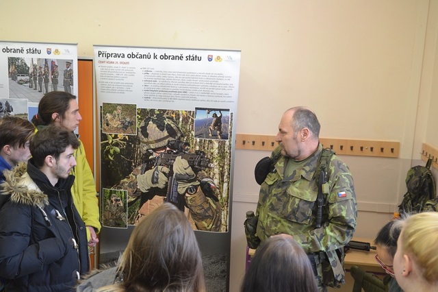 Studenti se seznámili i s výstrojí a výzbrojí vojáků 4. brigády rychlého nasazení