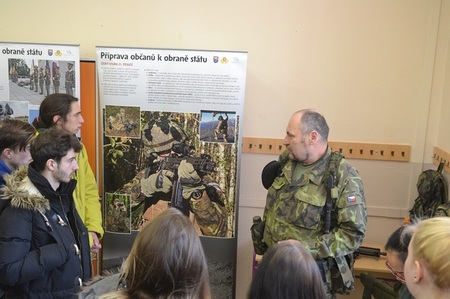 Studenti se seznámili i s výstrojí a výzbrojí vojáků 4. brigády rychlého nasazení