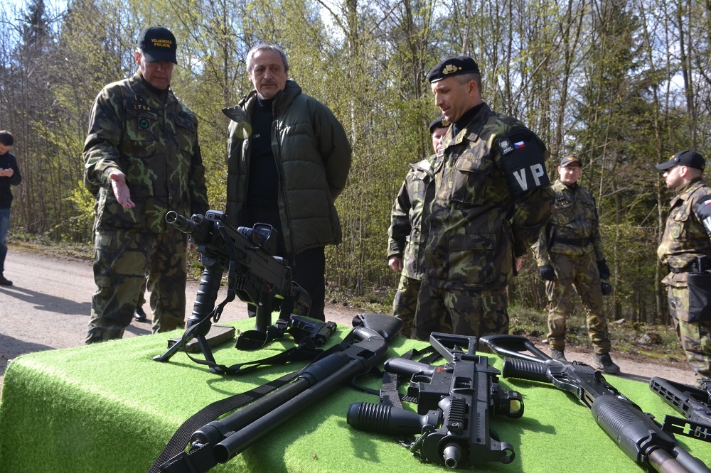 Ministr obrany Martin Stropnický si prohlédl výzbroj příslušníků Vojenské policie