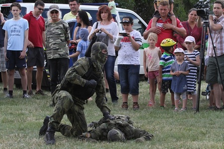 Studenti vojenské střední školy předvedli dynamickou ukázku bojového umění Musado