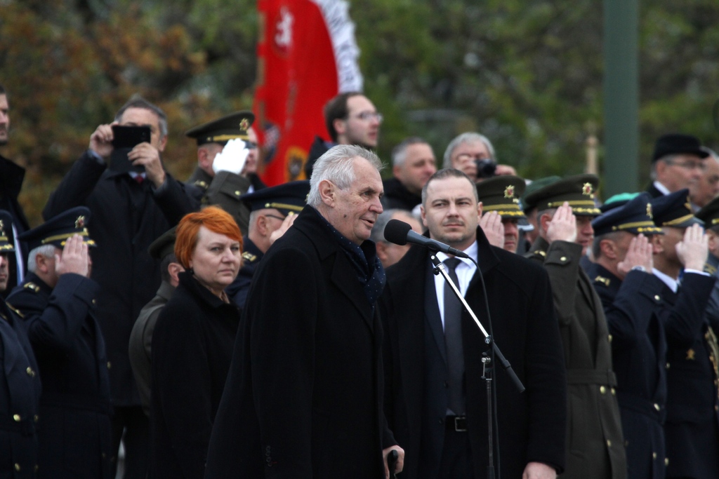 Nastoupené jednotky Armády České republiky zdraví prezident republiky Miloš Zeman