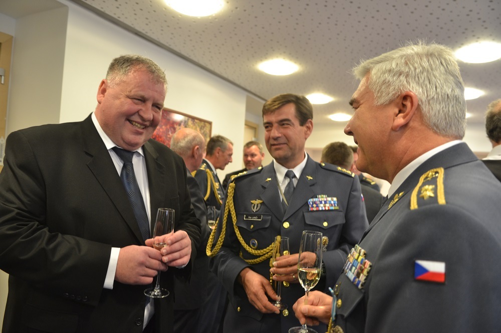 Náměstek MO Antonín Rada (vlevo) v rozhovoru s oceněným velitelem Vzdušných sil AČR generálmajorem Jaromírem Šebestou (vpravo)