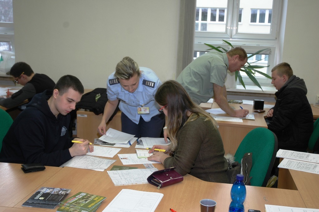 Profesní poradci rekrutačního střediska se věnují uchazečům o studium