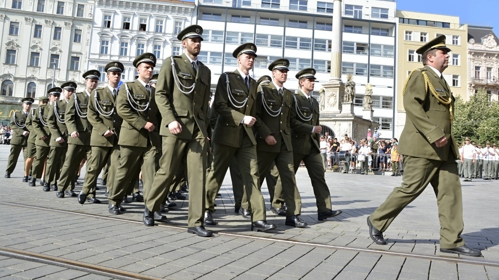 Přes 110 absolventů Univerzity obrany pozbylo status studenta a stali se důstojníky