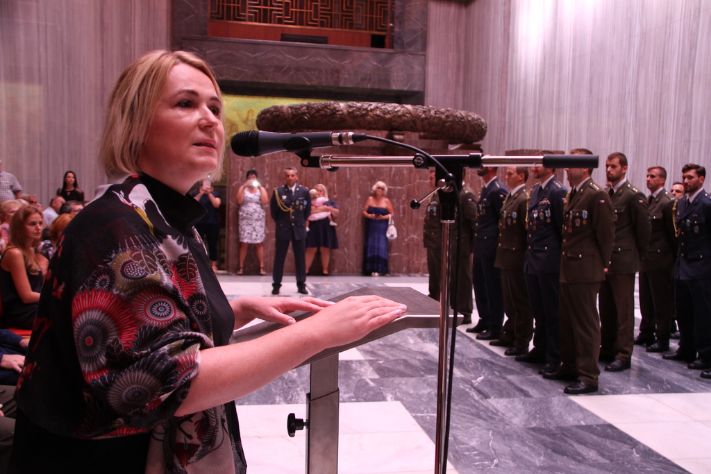 Našim vojákům za službu v zahraničních misích poděkovala i předsedkyně výboru pro obranu PS Parlamentu ČR Jana Černochová