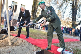 Rektor-velitel brigádní generál Přikryl s hejtmanem Jihomoravského kraje Bohumilem Šimkem provádí symbolickou výsadbu lípy č. 085
