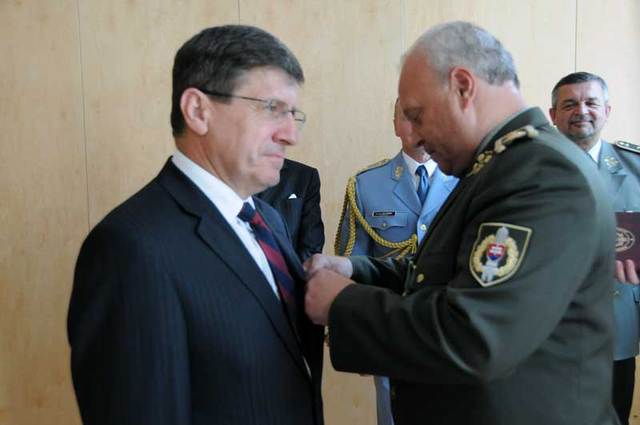 Náměstek František Padělek převzal Pamětní medaili náčelníka GŠ OS SR z rukou generála Bulíka