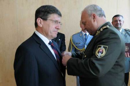 Náměstek František Padělek převzal Pamětní medaili náčelníka GŠ OS SR z rukou generála Bulíka