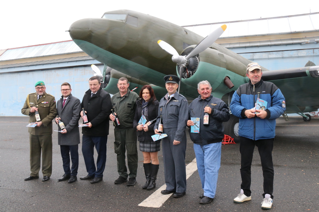 Tým, který se podílel na opravě historického letounu DC-3 Dakota