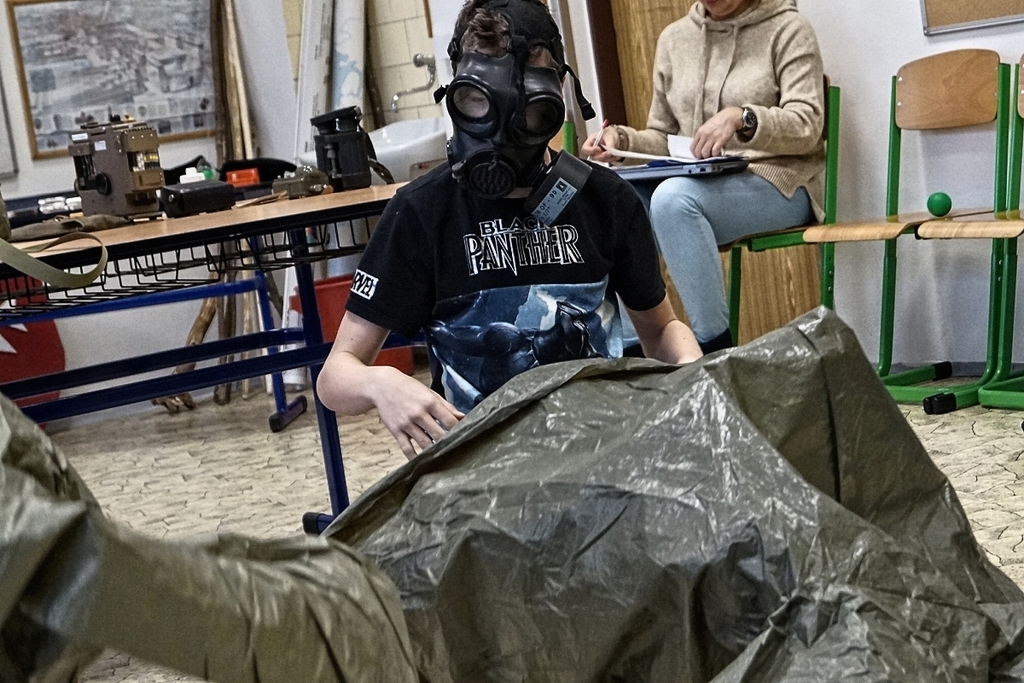 Správně si nasadit masku a včas se nasoukat do pláštěnky není vůbec jednoduché.