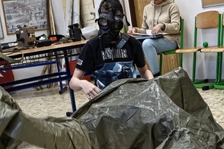 Správně si nasadit masku a včas se nasoukat do pláštěnky není vůbec jednoduché.