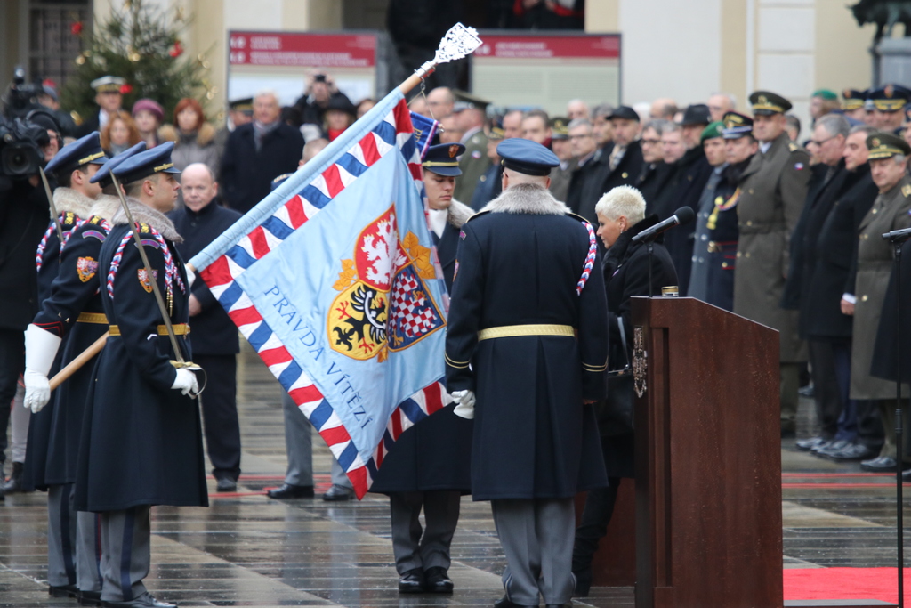 Čestnou stuhu na bojový prapor Hradní stráže připojila i starostka České obce sokolské Hana Moučková