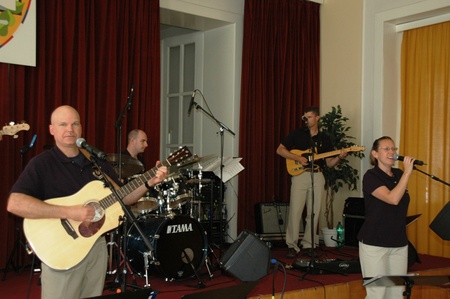 Touch'n Go si strhujícími melodiemi a spontánním projevem získal přízeň posluchačů z řad Univerzity obrany a další přítomné