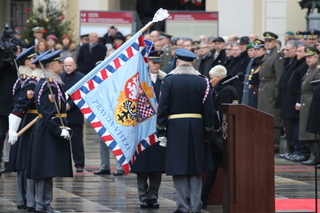 Čestnou stuhu na bojový prapor Hradní stráže připojila i starostka České obce sokolské Hana Moučková