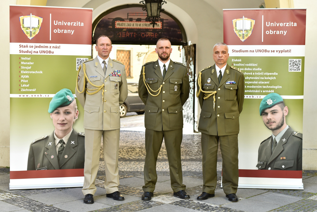 Nejlepší absolvent poručík David Novák ve společnosti generálmajora Milana Schulce a brigádního generála Bohuslava Přikryla