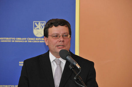 Ministr obrany Alexandr Vondra při prvním projevu na ministerstvu obrany