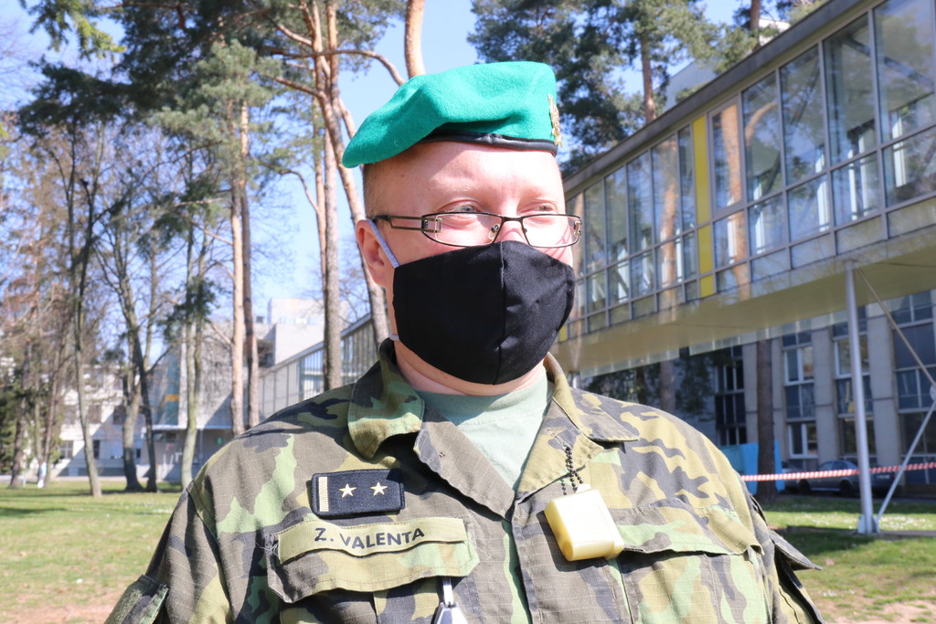 Pplk. Zbyněk Valenta dlouhodobě působí jako lékař výjezdové skupiny zdravotnické záchranné služby Pardubického kraje a v této chvíli pomáhá tamním civilním kolegům