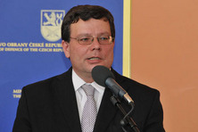 Nelze donekonečna ořezávat výdaje na obranu, říká Alexandr Vondra