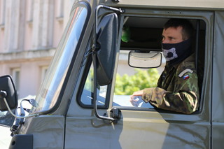 Řidiči těžké techniky si museli poradit i v úzkých pražských uličkách