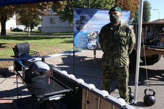 V současné době disponuje jednotka dvěma typy průzkumných dronů. Nejdůležitější jsou prostředky Scan Eagle – (na snímku UAV Scan Eagle) a Raven