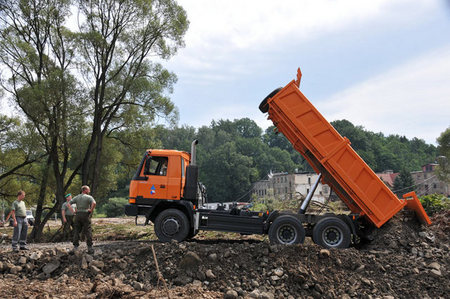 Další z mnoha tater vrací svým nákladem říčku Smědá do původního koryta