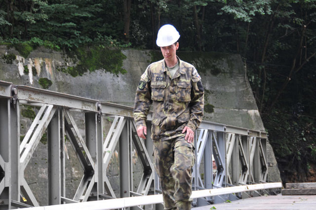 Velitel nadporučík König na provizorním mostě