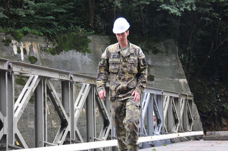 Velitel nadporučík König na provizorním mostě