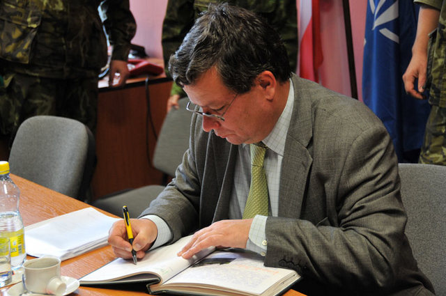 Zápis ministra obrany do kroniky v Bechyni
