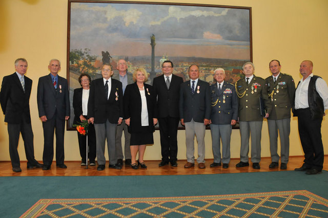 Společné foto vyznamenaných s ministrem obrany Alexandrem Vondrou