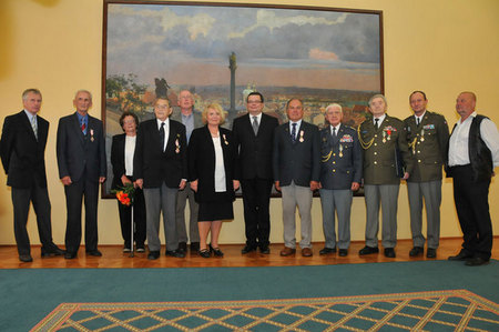 Společné foto vyznamenaných s ministrem obrany Alexandrem Vondrou