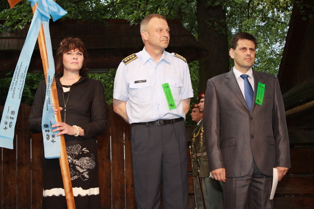 Zleva starostka města Rožnova Markéta Blinková, NGŠ AČR generál Vlastimil Picek a   náměstek ministra obrany Michael Hrbata při zahájení