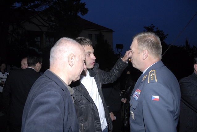 Náčelník Generálního štábu armádní generál Vlastimil Picek v rozhovoru s tvůrci filmu, producentem Adamem Dvořákem (uprostřed) a režisérem Petrem Nikolaevem (vlevo)