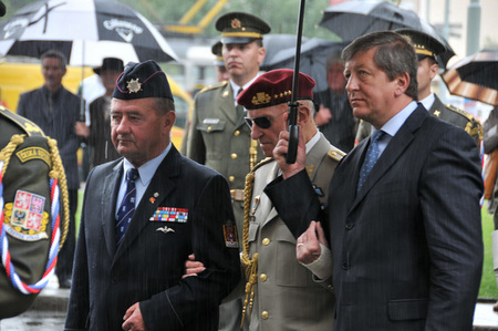 Čestný předseda Československé obce legionářské generál Tomáš Sedláček spolu s tajemníkem ČsOL plk. Emilem Cigáníkem položili smuteční věnec k pamětní desce na budově GŠ AČR