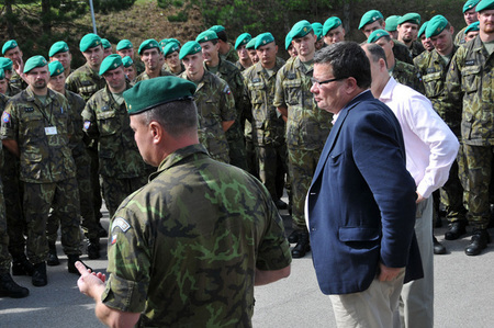 Jednání se starosty předcházelo setkání s vojáky 13. db, kteří mají jistotu zachování zdejší posádky