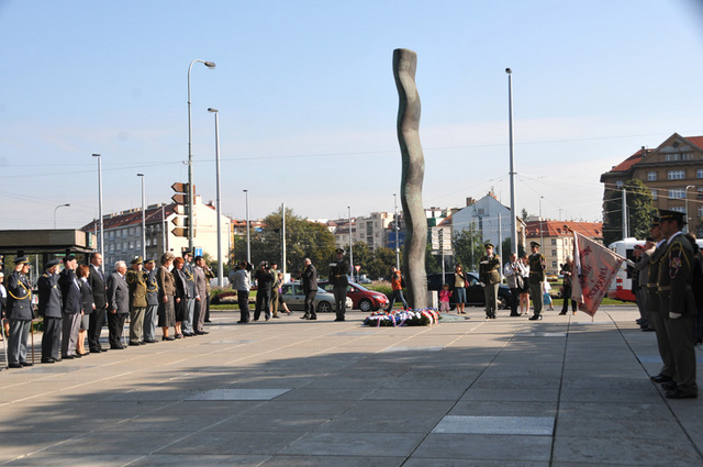 Pietní vzpomínka na Vítězném náměstí v Praze 6 (4)