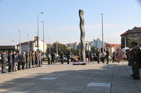 Pietní vzpomínka na Vítězném náměstí v Praze 6 (4)