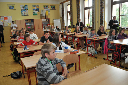 Žáci VI. A, tedy vyššího stupně, už mají s pomocí mnohdy neznámým kamarádům své zkušenosti