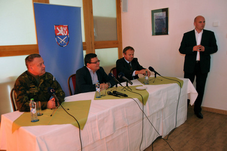 Po skončení jednání se konalo setkání s médii, kterého se účastnili představitelé MO ČR