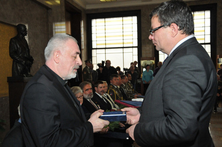 Doktor Jaroslav Šuvarský přebírá ocenění , kterého se dostalo biskupu Gorazdovi
