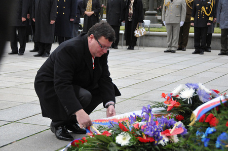 Ministr obrany Alexandr Vondra upravuje stuhy na společném věnci Ministerstva obrany ČR a Generálního štábu AČR