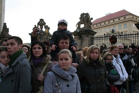 Slavnostní přehlídku si nenechali ujít ani návštěvníci Pražského hradu