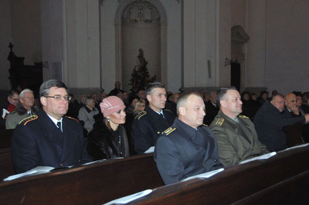 Mezi hosty koncertu byli také představitelé Vojenské kanceláře prezidenta republiky a Hradní stráže plukovníci Zdeněk Jakubek a Radim Studený (ve druhé řadě zleva), náčelník GŠ AČR armádní generál Vlastimil Picek a jeho první zástupce generálmajor Miroslav Žižka