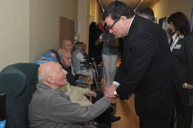 Ministr obrany Alexandr Vondra se pozdravil s obyvateli Domova pro veterány při ÚVN v pražských Střešovicích