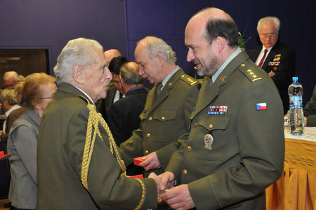 Stejného ocenění se dostalo od generála Beera i řediteli VHÚ Praha plukovníku Aleši Knížkovi