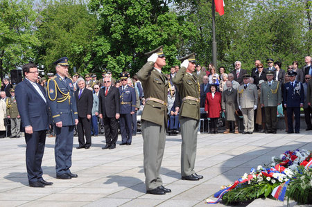 Věnec k památníku položili také ministr obrany Alexandr Vondra a náčelník Generálního štábu AČR armádní generál Vlastimil Picek