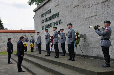 Ministr obrany Alexandr Vondra společně s velvyslancem ČR v SRN Rudolfem Jindrákem vzdali čest památce obětem věznice v Plötzensee