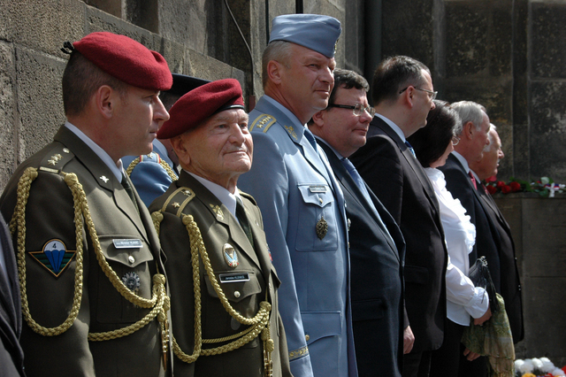 Zleva: velitel 4. brigády rychlého nasazení plukovník Hlaváč, generál Klemeš, náčelník GŠ AČR generál Picek, ministr obrany Vondra, premiér Nečas, předsedkyně Sněmovny Němcová, 1. místopředseda Senátu Sobotka, prezident Klaus