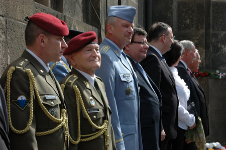 Zleva: velitel 4. brigády rychlého nasazení plukovník Hlaváč, generál Klemeš, náčelník GŠ AČR generál Picek, ministr obrany Vondra, premiér Nečas, předsedkyně Sněmovny Němcová, 1. místopředseda Senátu Sobotka, prezident Klaus